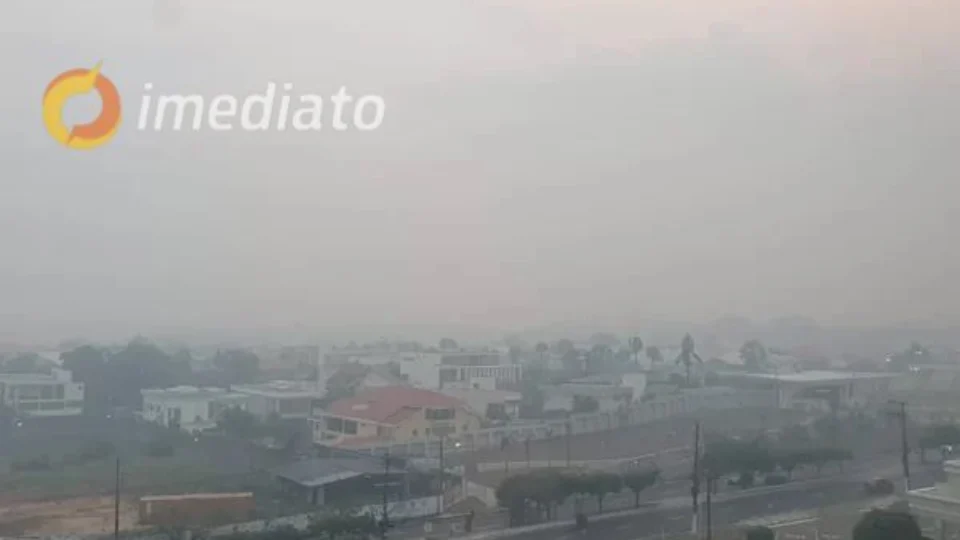 Apesar da chuva, Manaus continua encoberta por fumaça nesta terça-feira (13)