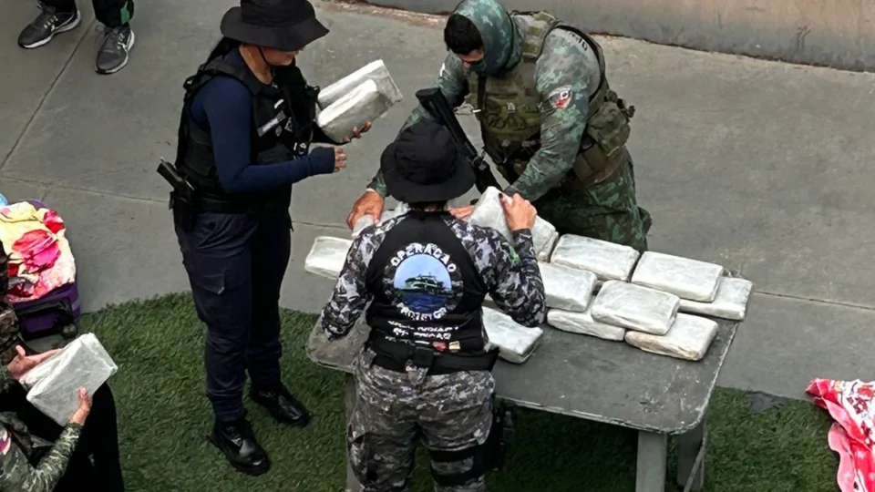 VÍDEOS: homem é preso com mais de 36 kg de drogas em mochila no interior do Amazonas