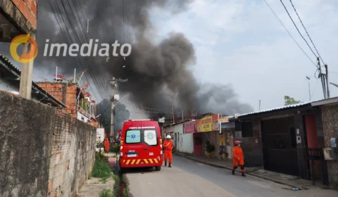 VÍDEOS: incêndio de grandes proporções atinge fábrica e casa no bairro Colônia Terra Nova