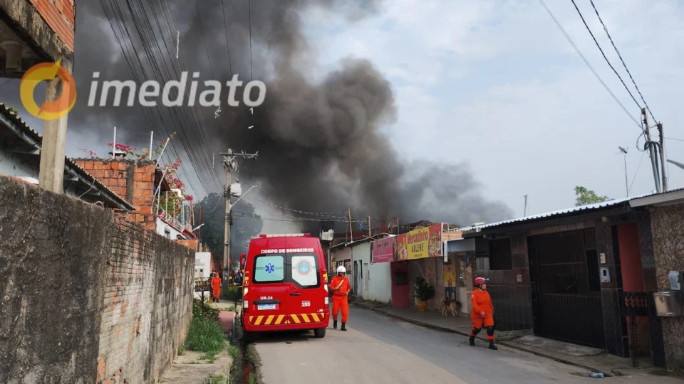 VÍDEOS: incêndio de grandes proporções atinge fábrica e casa no bairro Colônia Terra Nova