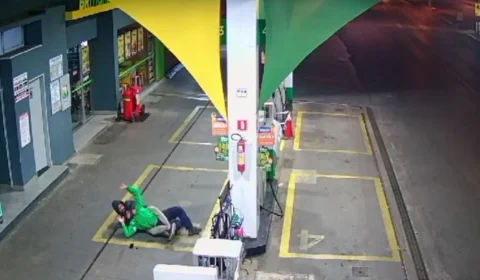 VEJA VÍDEO: frentista reage a assalto e leva mata-leão de ladrão em posto