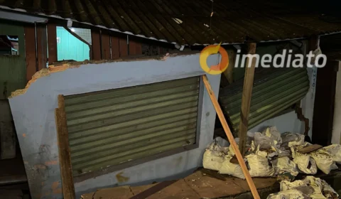 Moradora relata que casa está desabando após obra da concessionária de água no Armando Mendes