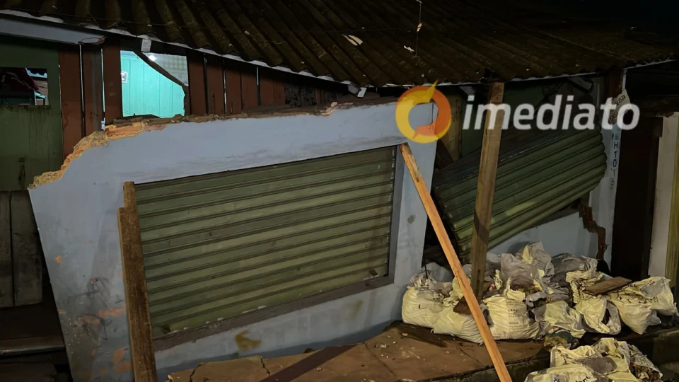 Moradora relata que casa está desabando após obra da concessionária de água no Armando Mendes