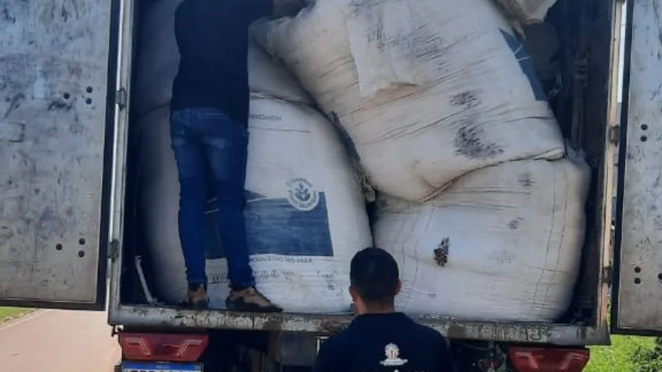 Polícia Civil doa seis toneladas de farinha apreendida para famílias em situação de vulnerabilidade