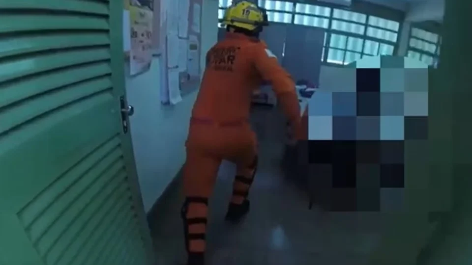 VÍDEO: veja momento em que PMs e bombeiros salvam professora refém de aluno