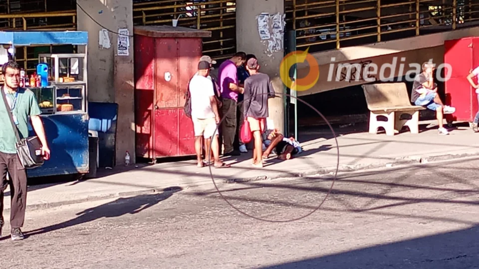 VÍDEO: suposto assaltante é espancado após realizar roubos dentro do terminal 5 em Manaus