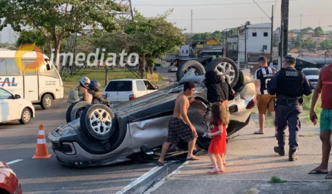 Carro capota durante colisão entre veículos na Avenida das Torres