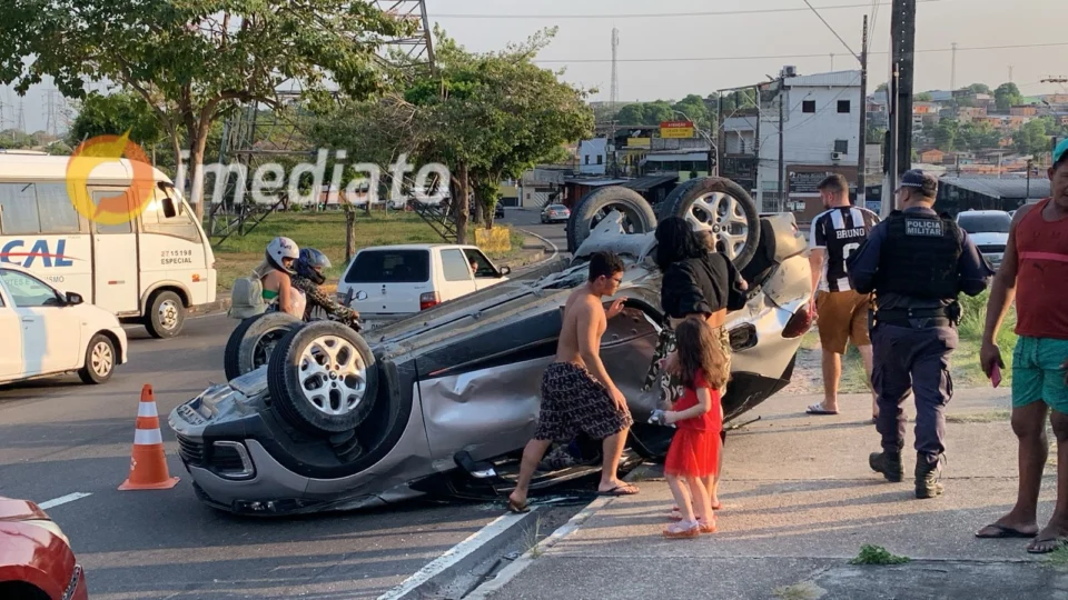 Carro capota durante colisão entre veículos na Avenida das Torres