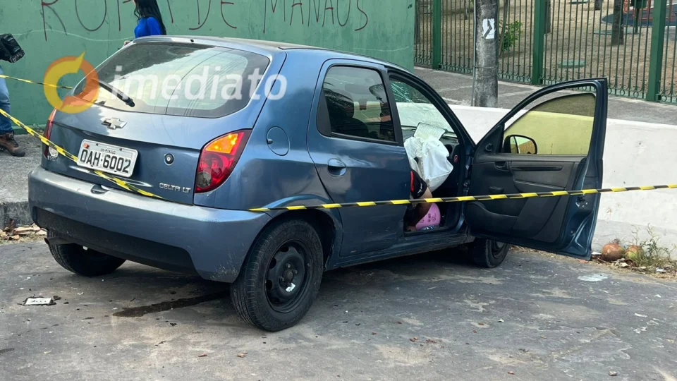 Homem morre após colidir carro em mureta no Centro de Manaus