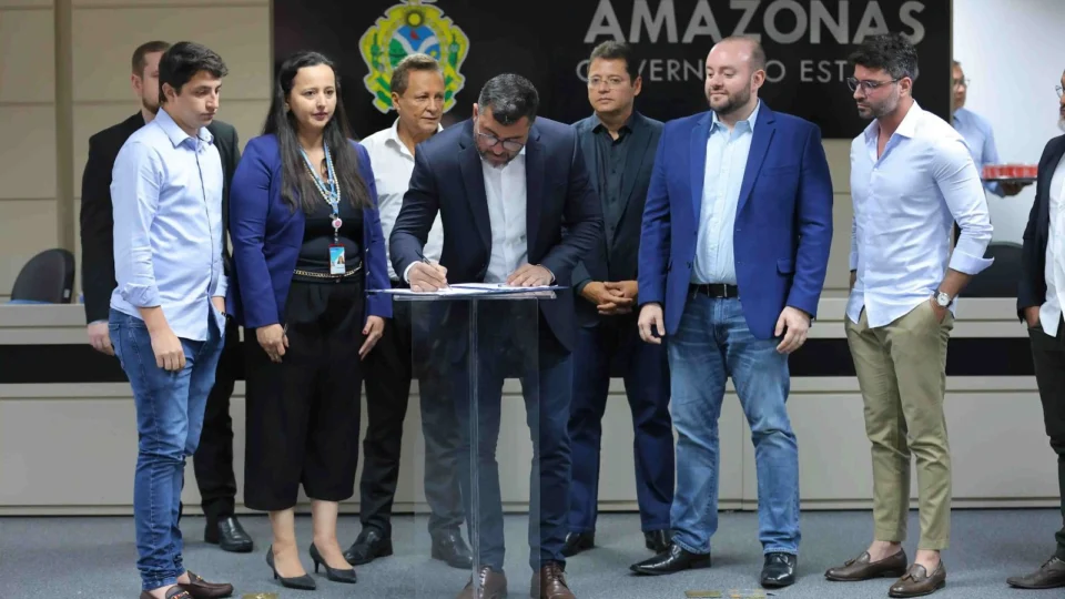 Wilson Lima assina contrato de construção de residencial do Amazonas Meu Lar no Novo Aleixo