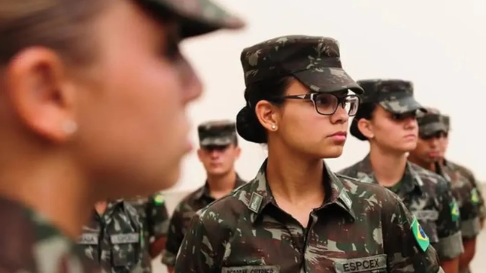 Mulheres poderão se alistar no serviço militar aos 18 anos; saiba mais