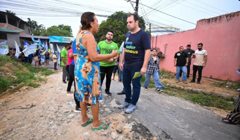 Em caminhada no Campos Sales, Roberto Cidade critica ruas esburacadas