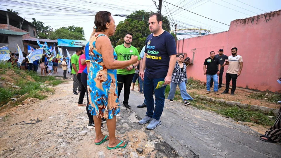 Em caminhada no Campos Sales, Roberto Cidade critica ruas esburacadas