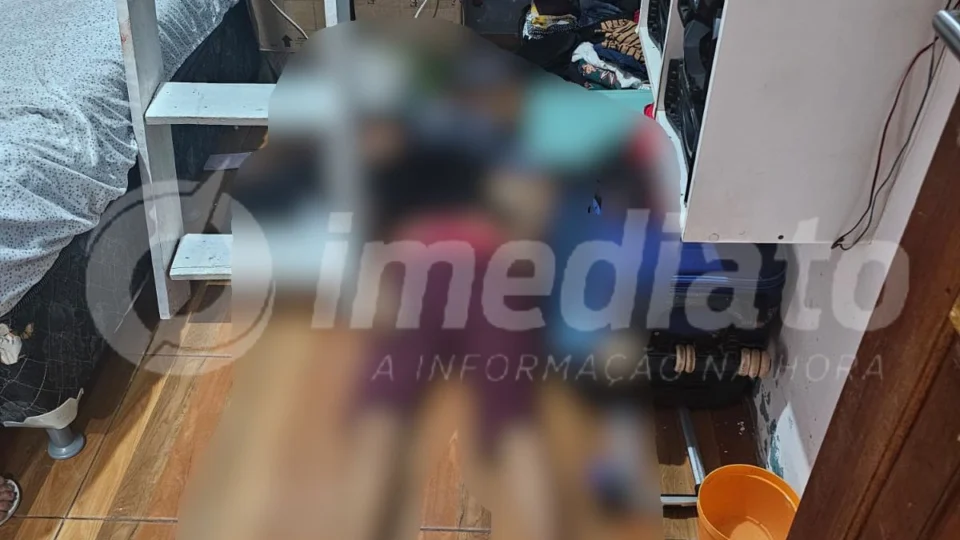 Criminosos invadem residência e matam homem a tiros na frente da esposa no Jorge Teixeira