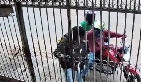 VEJA VÍDEO: jovem é assaltado na porta de casa ao sair para a escola