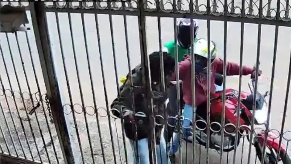 VEJA VÍDEO: jovem é assaltado na porta de casa ao sair para a escola