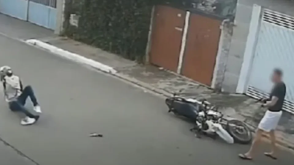 Veja Vídeo: PM de folga dispara 10 vezes e mata suspeito durante assalto