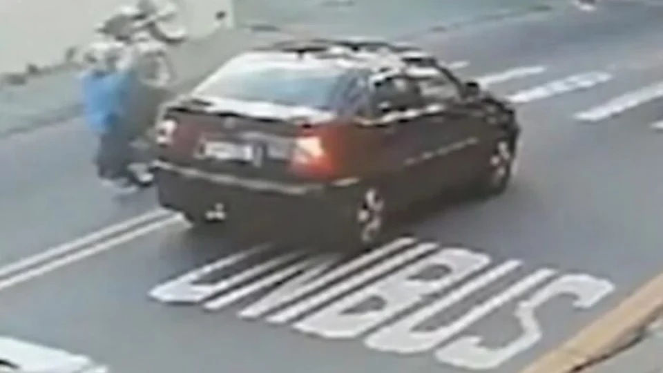 VEJA VÍDEO: adolescente atropela duas idosas enquanto fazia ‘grau’ em avenida
