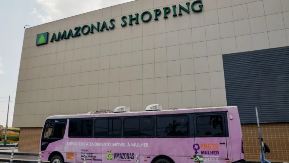 Unidade móvel oferta orientação jurídica e psicossocial em Shopping de Manaus