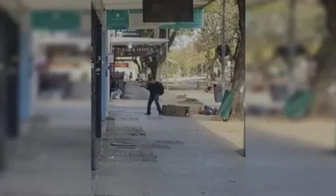 VEJA VÍDEO: homem ataca barbearia a pedradas por não conseguir corte de graça