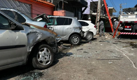 Vídeo: ônibus desgovernado atinge carros e arranca poste de energia elétrica no Petrópolis