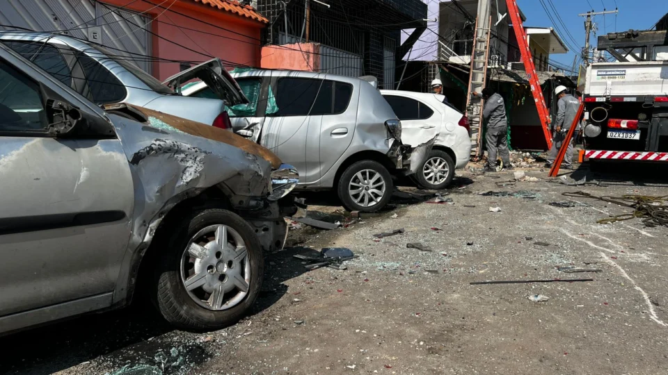 Vídeo: ônibus desgovernado atinge carros e arranca poste de energia elétrica no Petrópolis
