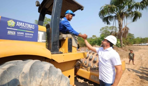 Wilson Lima vistoria obras de saneamento do Asfalta Amazonas no Tarumã