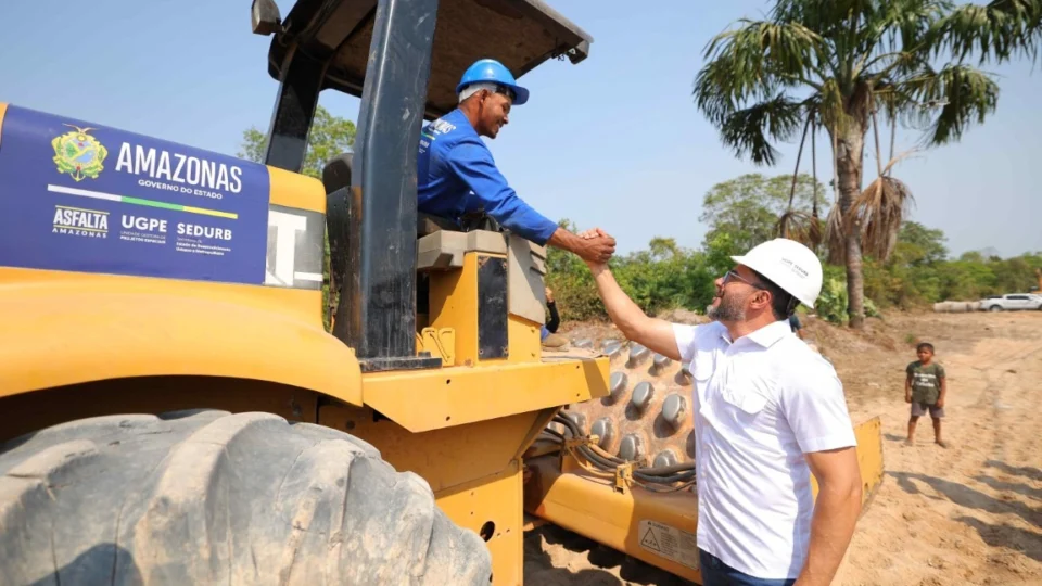 Wilson Lima vistoria obras de saneamento do Asfalta Amazonas no Tarumã