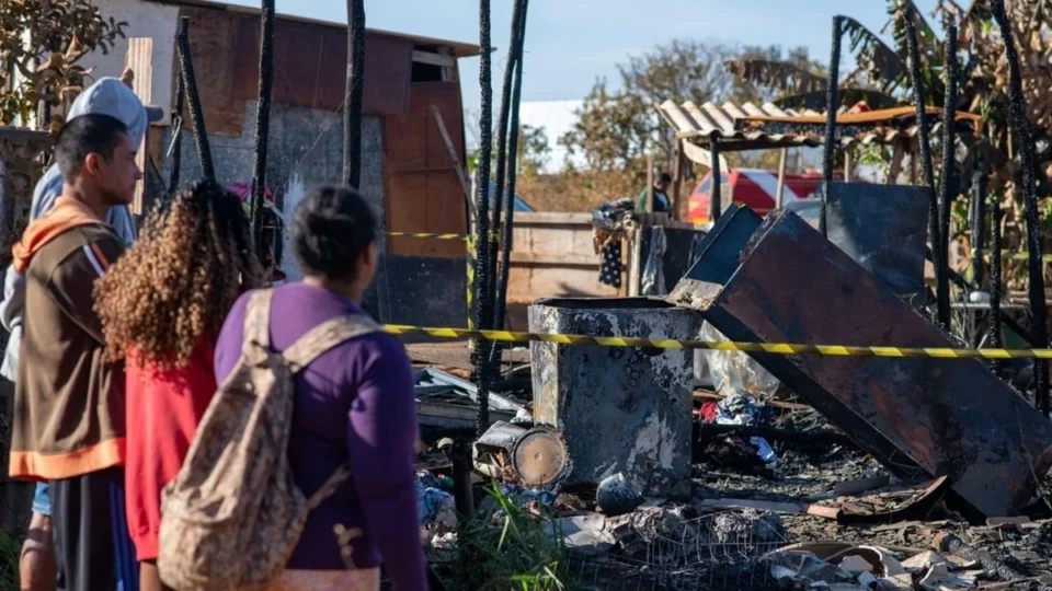 Vela deixada acesa teria causado incêndio que matou 5 pessoas da mesma família