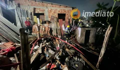 Casa fica destruída após ser atingida por incêndio no bairro Coroado