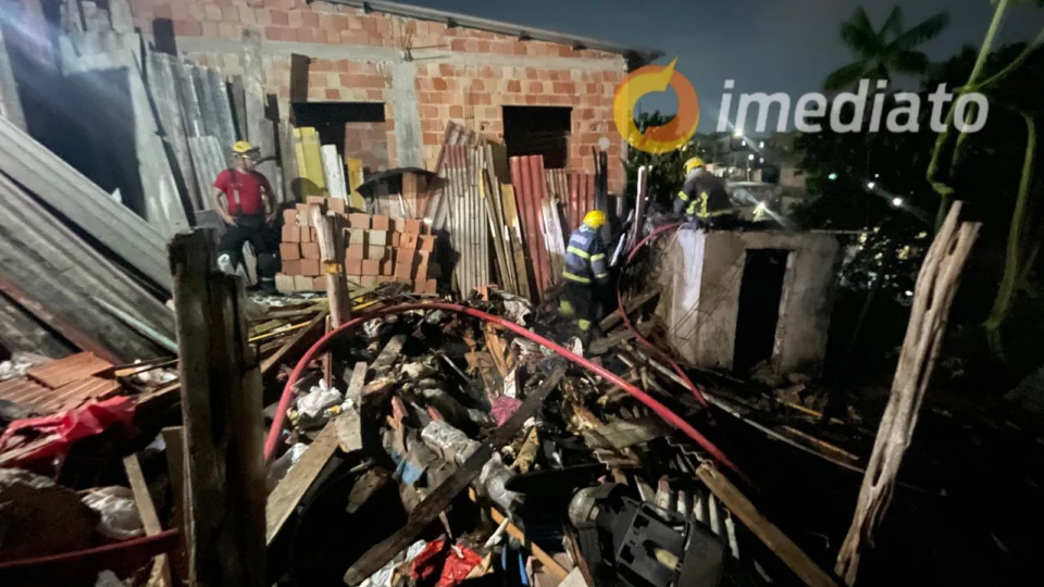 Casa fica destruída após ser atingida por incêndio no bairro Coroado