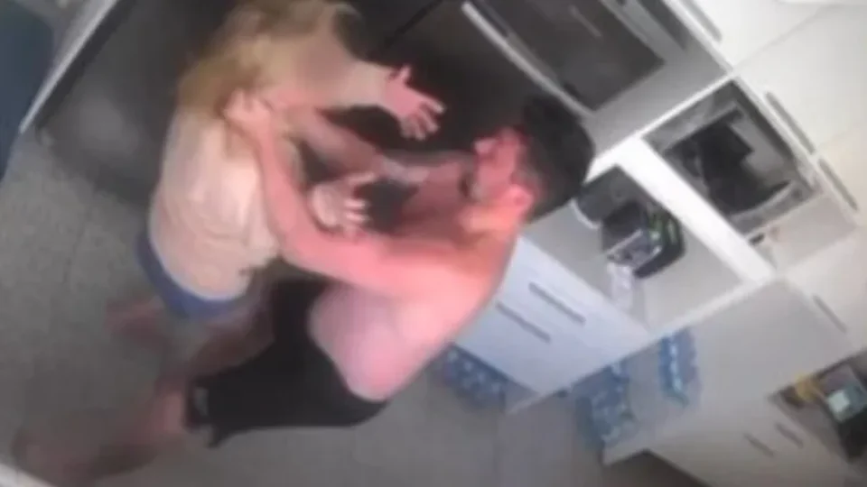 VEJA VÍDEOS: marido agride mulher na frente de filha autista de 3 anos