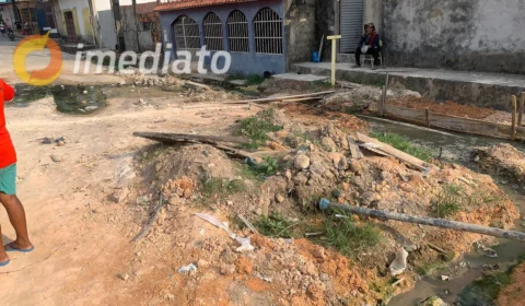 Obra inacabada da Prefeitura de Manaus causa problemas de esgoto em residências no bairro Jorge Teixeira