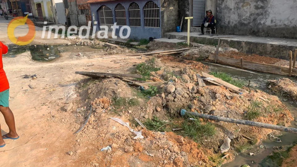 Obra inacabada da Prefeitura de Manaus causa problemas de esgoto em residências no bairro Jorge Teixeira