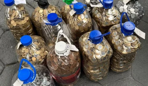 Homem compra carro e paga com R$ 17 mil em moedas guardadas em galões de água