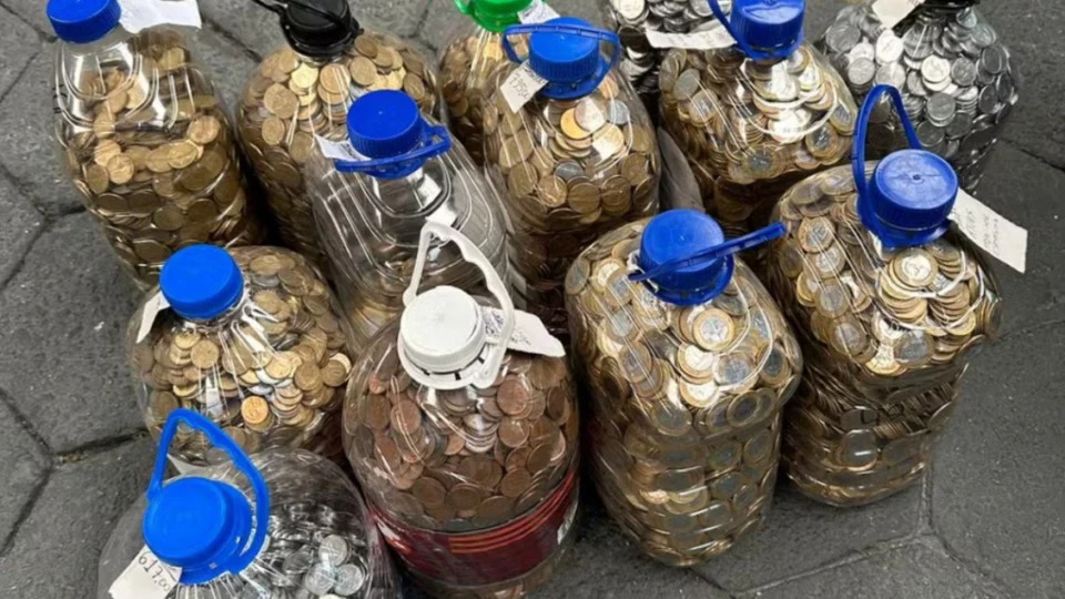 Homem compra carro e paga com R$ 17 mil em moedas guardadas em galões de água