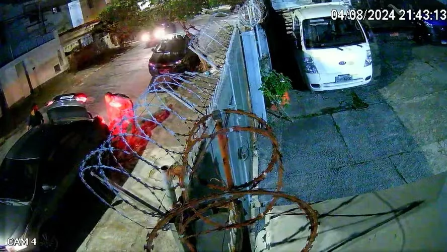 VÍDEO: dupla abandona homem morto em rua sem se importar com carros passando pelo local