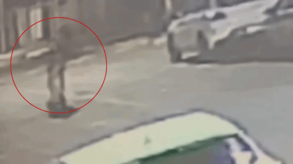 VEJA VÍDEO: grávida de 7 meses é agarrada na rua e abusada por homem em carro