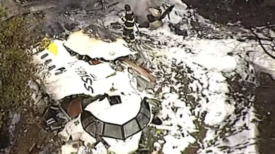 Vítimas da queda do avião em Vinhedo morreram de politraumatismo, diz IML