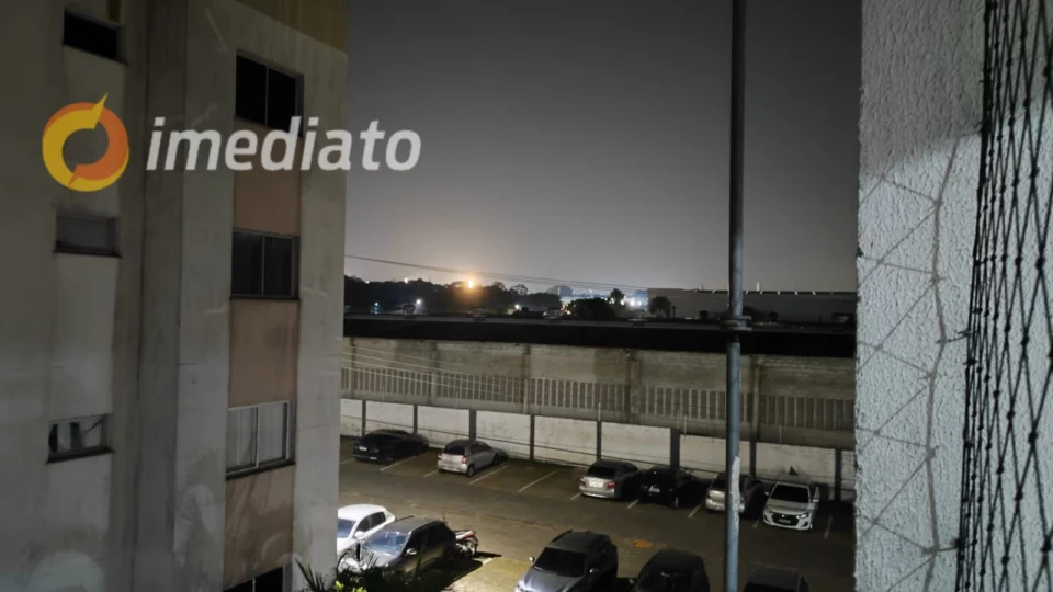 Fumaça volta a cobrir áreas em Manaus na noite desta segunda-feira (26)