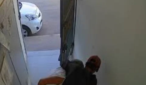 VEJA VÍDEO: mulher dá ‘mata-leão’ em idosa para roubar celular