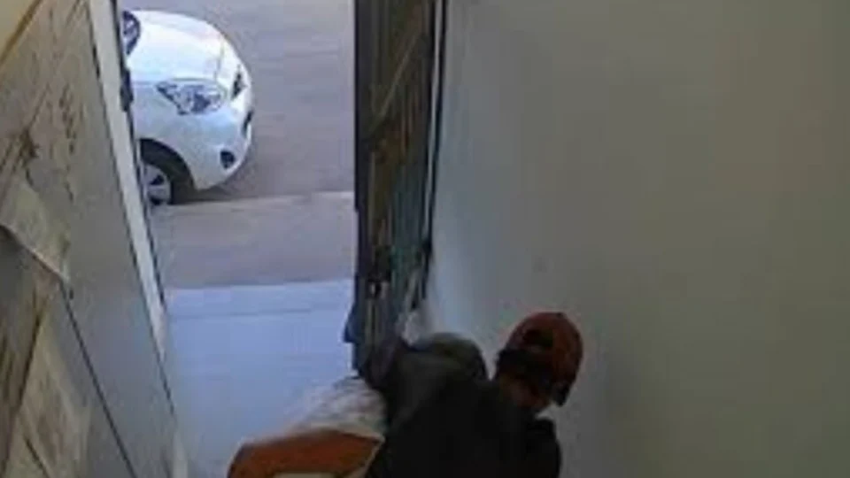 VEJA VÍDEO: mulher dá ‘mata-leão’ em idosa para roubar celular