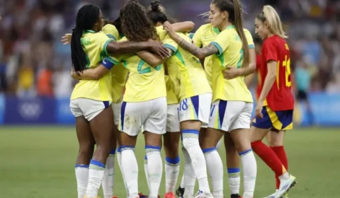 Brasil goleia Espanha, campeã mundial, e está na final do futebol feminino nas Olimpíadas