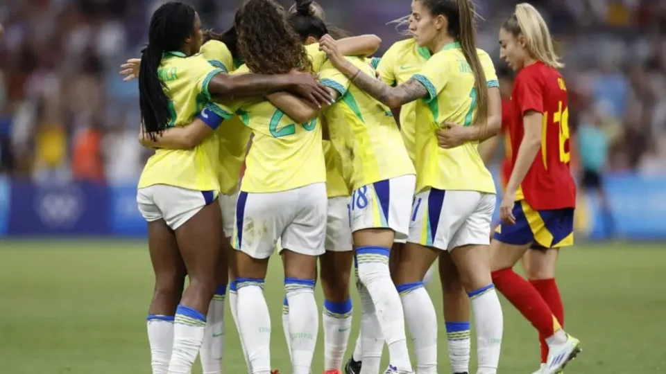 Brasil goleia Espanha, campeã mundial, e está na final do futebol feminino nas Olimpíadas