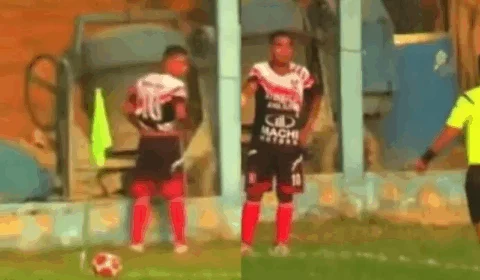 VEJA VÍDEO: jogador é expulso após ter atitude inusitada e fazer xixi durante jogo