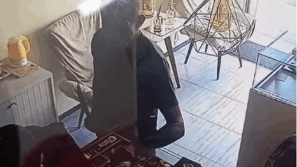 VEJA VÍDEO: bandido atinge mulher com golpe de facão na cabeça em tentativa de assalto