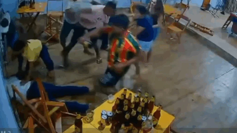 VEJA VÍDEO: briga dentro de bar termina com homem esfaqueado até a morte