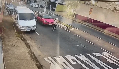 VEJA VÍDEO: mulher se joga na frente de carro e simula atropelamento