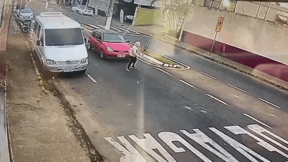 VEJA VÍDEO: mulher se joga na frente de carro e simula atropelamento