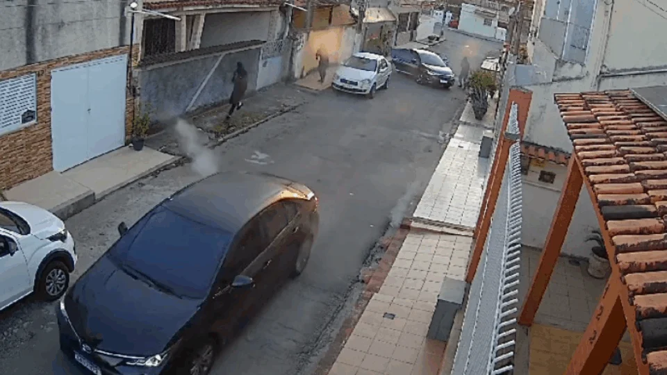 VEJA VÍDEO: capitão da PM é alvo de criminosos durante ataque com fuzis